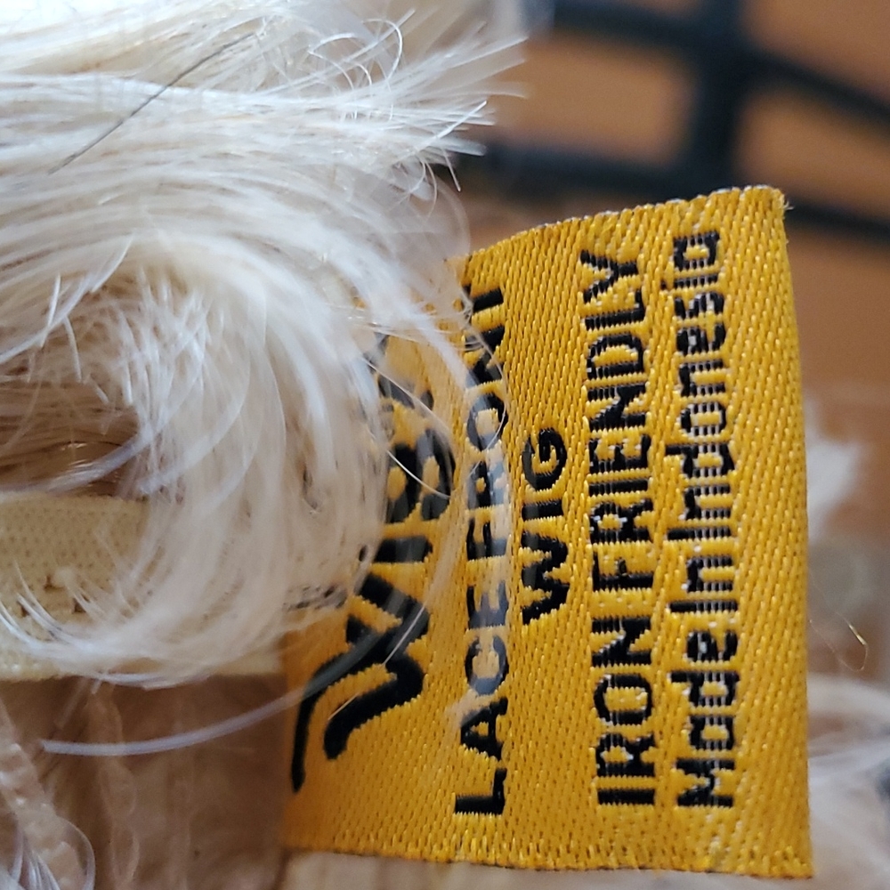 🆕️It's a wig  Platinum blonde - Picture 9 of 9